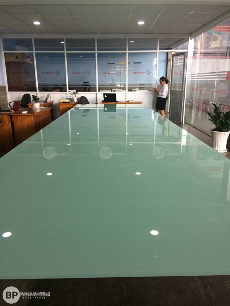 Làm mặt bàn bằng kính màu cho văn phòng tại Bình Dương